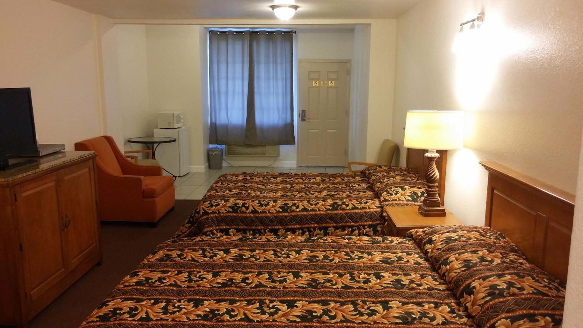 Country Regency Inn & Suites Manvel Exterior photo