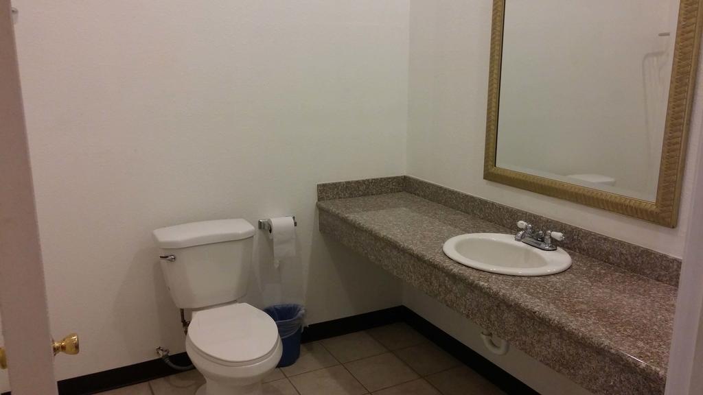 Country Regency Inn & Suites Manvel Room photo