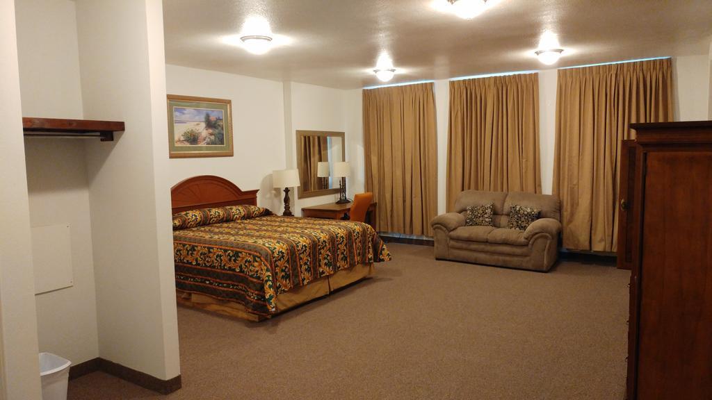 Country Regency Inn & Suites Manvel Exterior photo