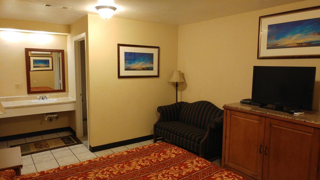 Country Regency Inn & Suites Manvel Exterior photo