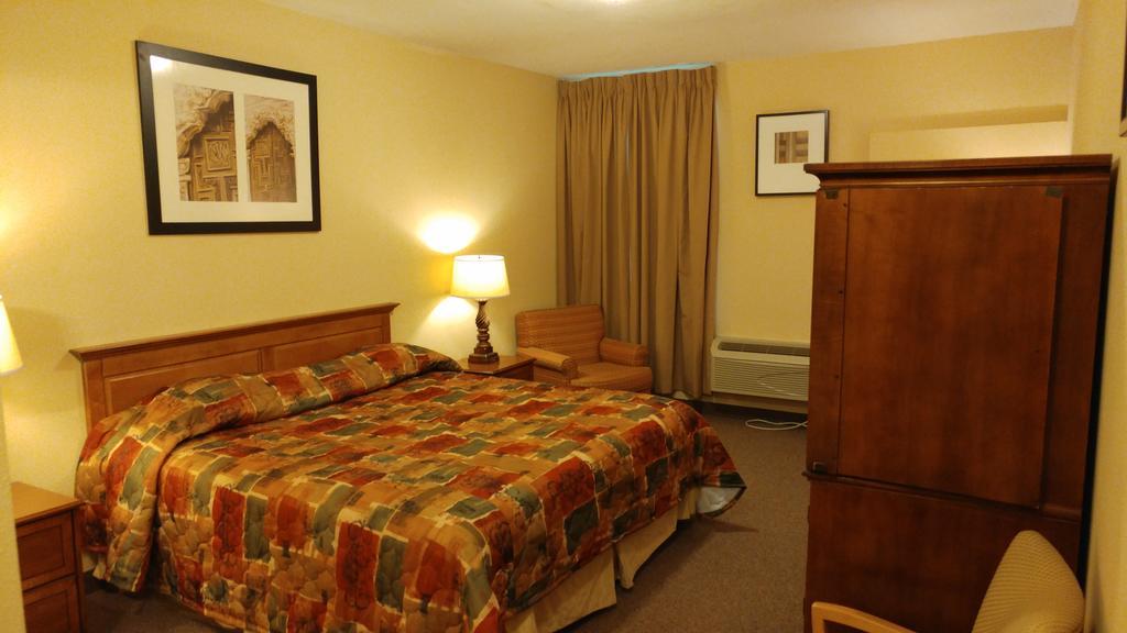 Country Regency Inn & Suites Manvel Exterior photo
