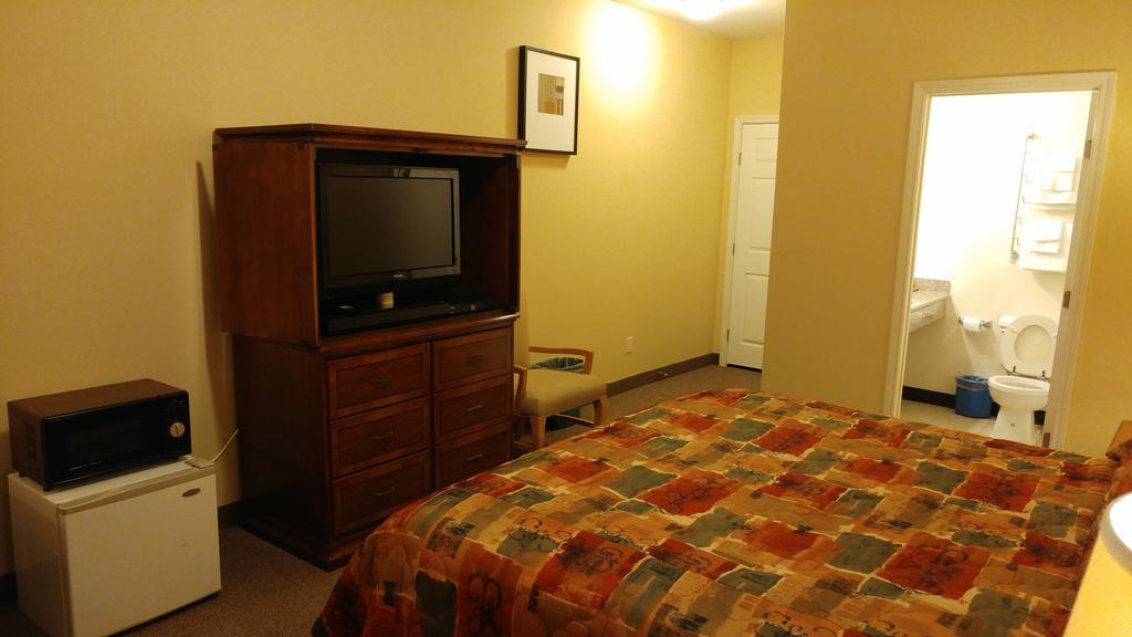 Country Regency Inn & Suites Manvel Exterior photo