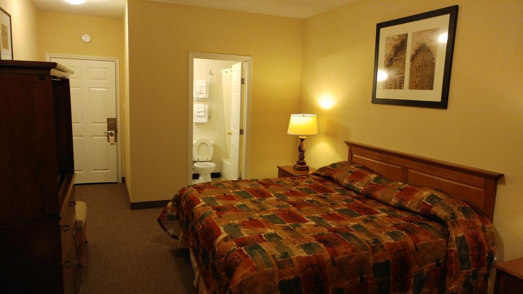 Country Regency Inn & Suites Manvel Exterior photo