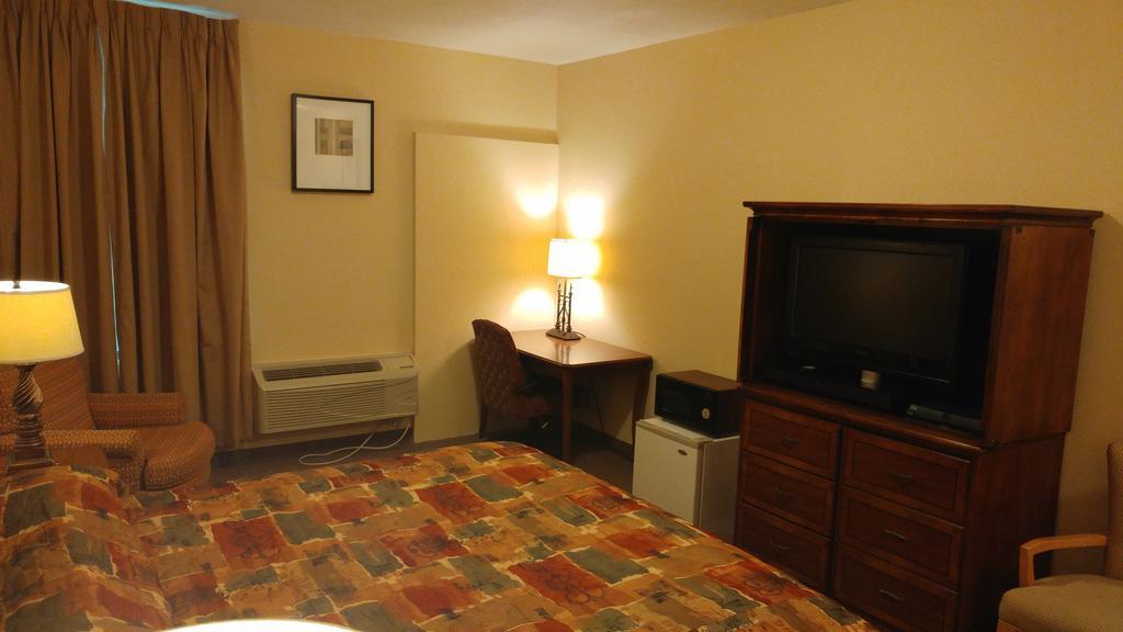Country Regency Inn & Suites Manvel Exterior photo