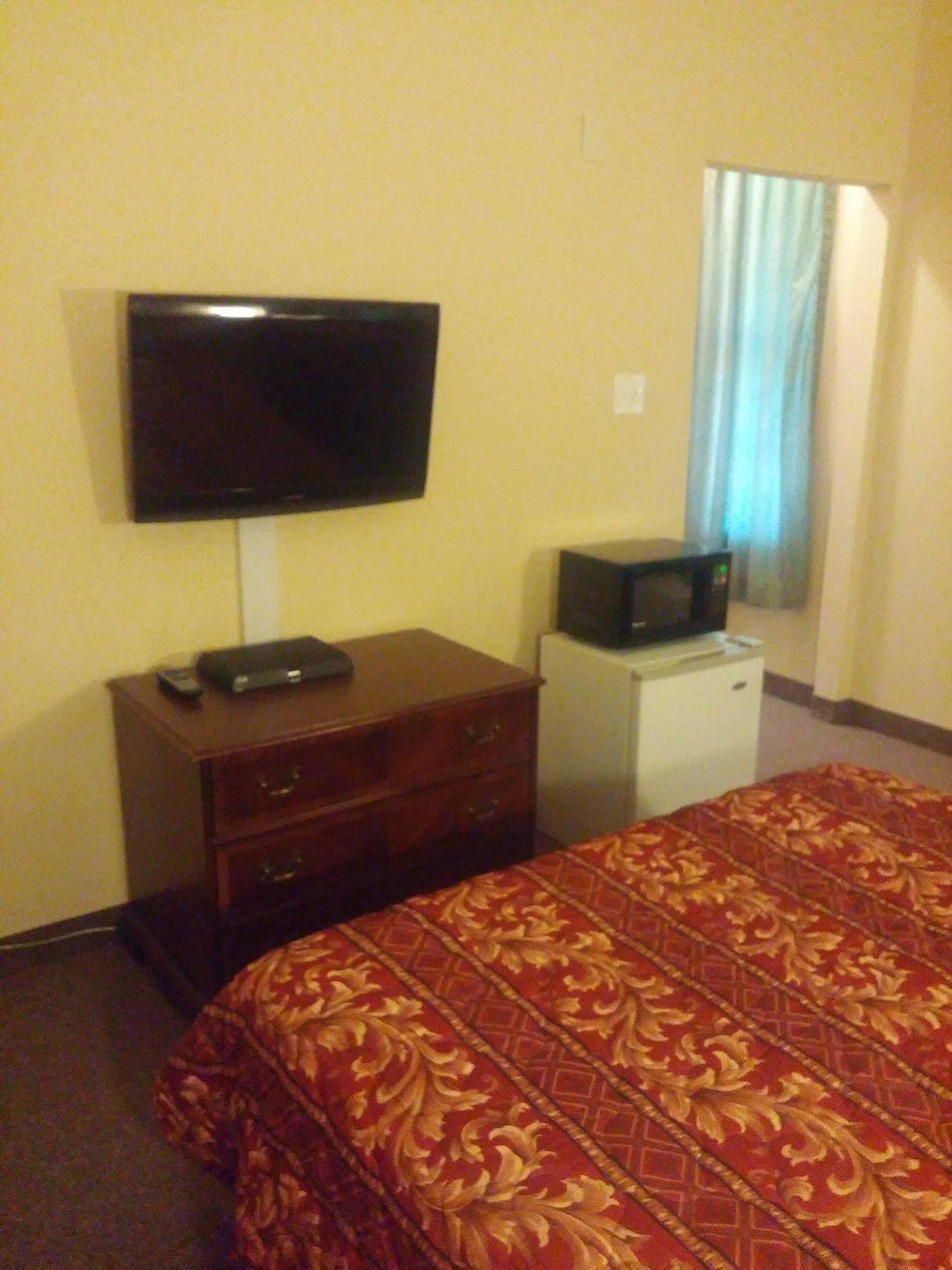 Country Regency Inn & Suites Manvel Exterior photo