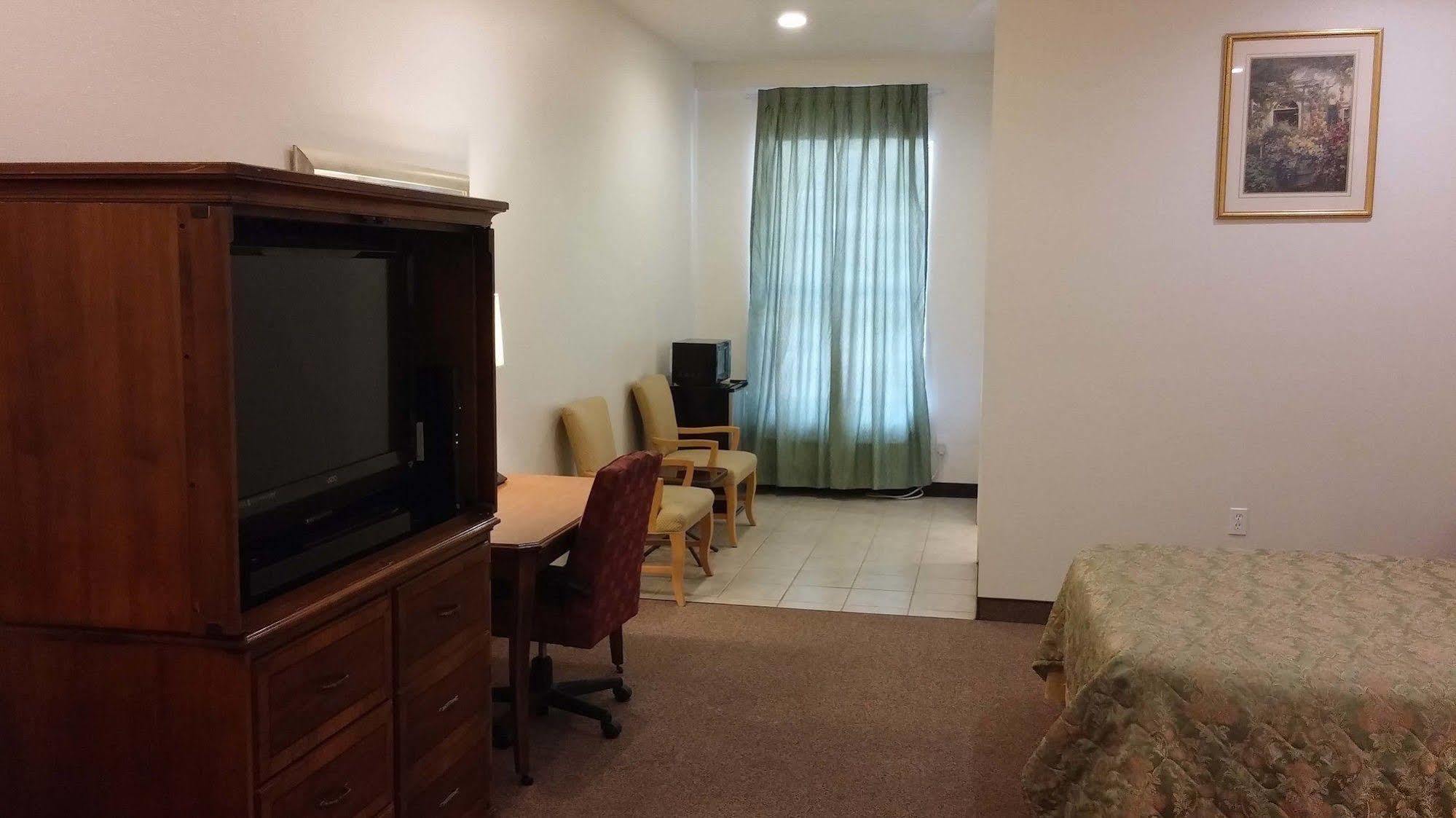 Country Regency Inn & Suites Manvel Exterior photo